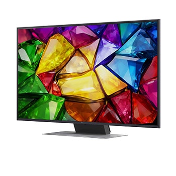 RGB Primary Color Pro, dat wordt gebruikt in de LG Mini RGB evo AI MRGB85, toont een gesplitst beeld waarin de conventionele LED-kleuren aan de linkerkant worden vergeleken met helderdere, meer verzadigde gebouwen aan de rechterkant, waarmee de 100% DCI-P3- en 100% Adobe RGB-dekking worden benadrukt.
